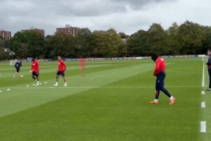 记者：埃泽今日仍随水晶宫训练，他是最后一个离开更衣室的球员