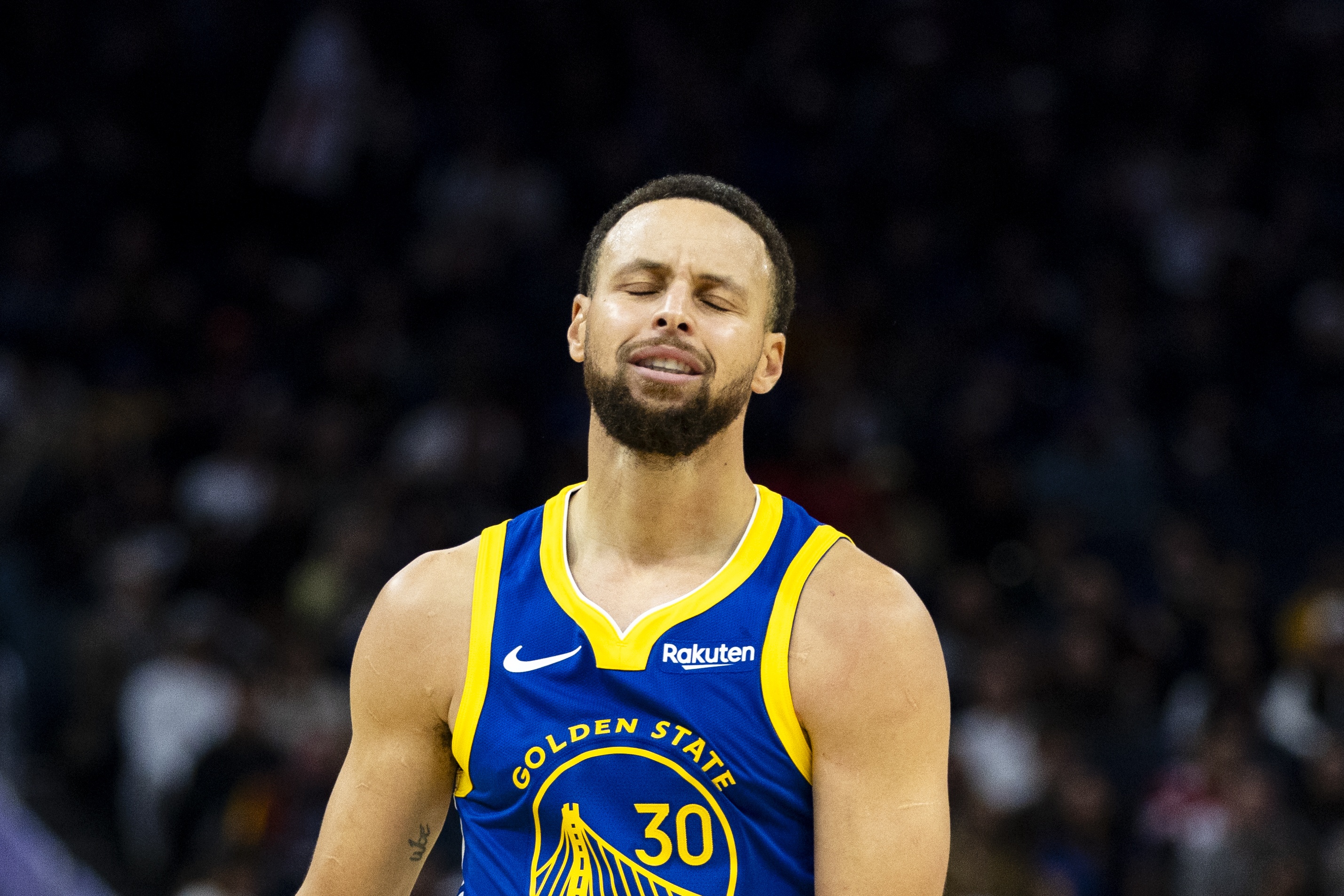 篮球直播平台-库里哪有圆柱体！争议判罚逼科尔自爆 勇士1分惜败究竟冤不冤？