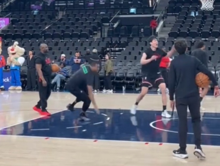 实时比分查询-身体对抗有提升？杨瀚森赛前热身时撞倒黑人助教