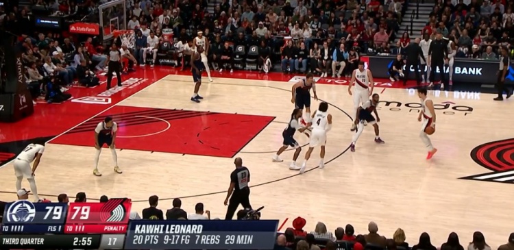 篮球直播平台-连续57场了！伦纳德自投自抢翻身跳投再次拿到20+